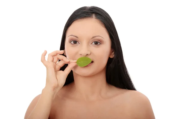 Junge Frau Bedeckt Ihren Mund Mit Frischem Minzblatt — Stockfoto