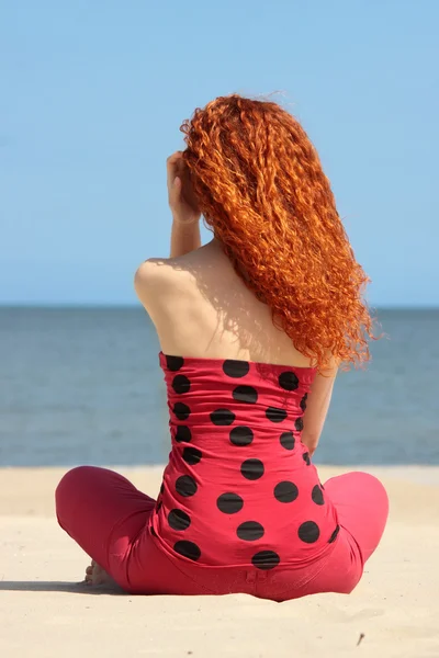 Redhead on the beach — Stockfoto