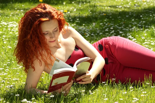 Young Beautiful Girl Reading Book Outdoor — Stock Photo, Image