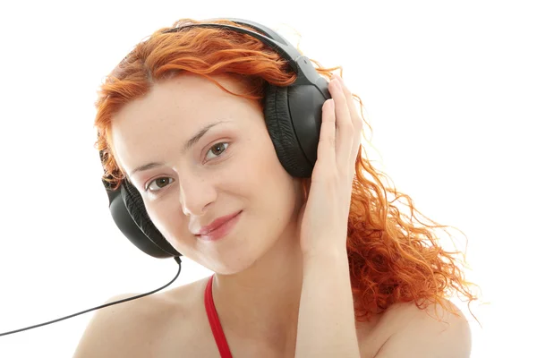 Attraente Donna Rossa Sorridente Con Cuffie Ascoltare Musica Isolata Bianco — Foto Stock