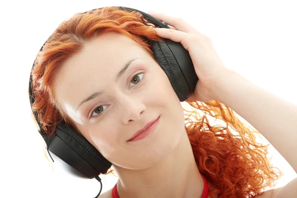 빨강 머리 듣는 음악 — 스톡 사진