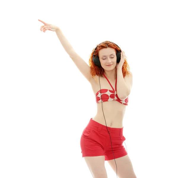 Привлекательная Улыбающаяся Рыжая Женщина Наушниками Слушающая Музыку Изолированная Белом — стоковое фото