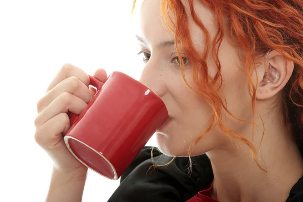 美しいの耳が聞こえない女性を白で隔離されるコーヒーを飲む — ストック写真