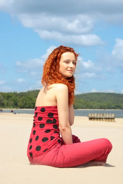 在海滩上的红发 — 图库照片