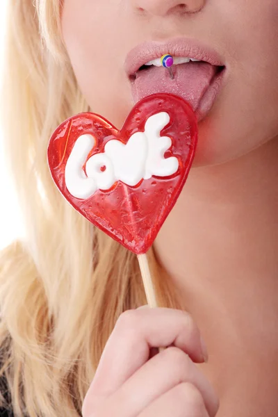 Tienermeisje Houden Rode Hartvormige Lollipop Geïsoleerd — Stockfoto