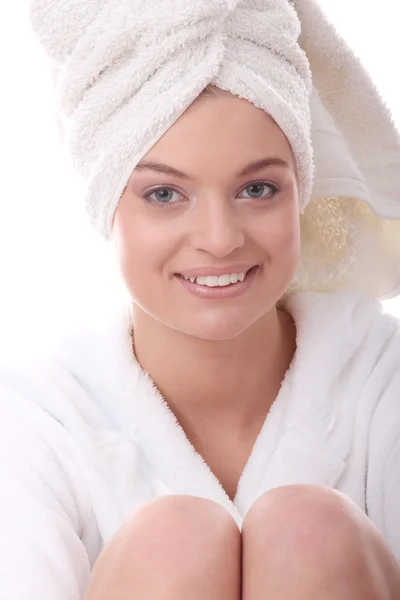 年轻漂亮的女人穿浴衣 孤立在白色的肖像 — 图库照片