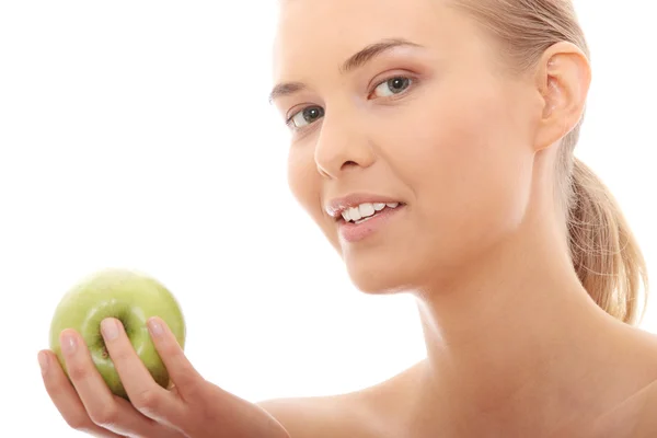 白の背景に分離された緑のリンゴを食べて美しい少女 — ストック写真