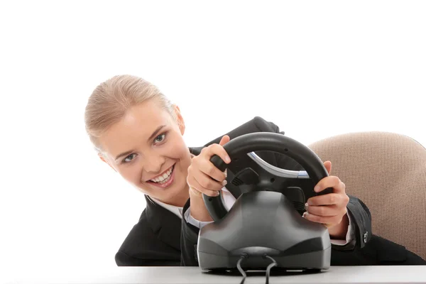 若い白人のビジネス女性の白い背景で隔離 ステアリング ホイール を持つコンピューター上で再生 — ストック写真