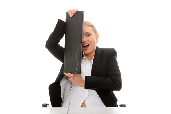 Verängstigte Geschäftsfrau Bedeckt Ihr Gesicht Mit Tastatur Isoliert Auf Weißem — Stockfoto