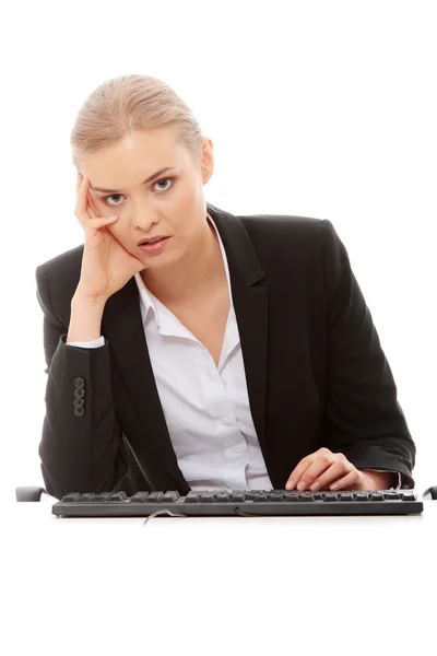 Gelangweilte Geschäftsfrau arbeitet am PC — Stockfoto