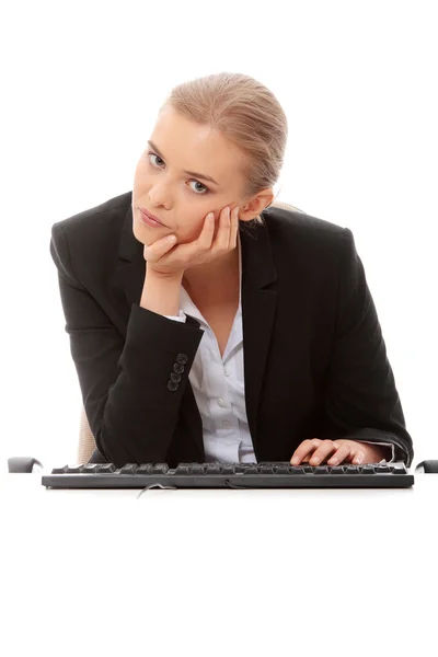 Aburrido mujer de negocios que trabaja en PC —  Fotos de Stock