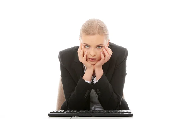 PC üzerinde çalışan sıkılmış iş kadını — Stok fotoğraf
