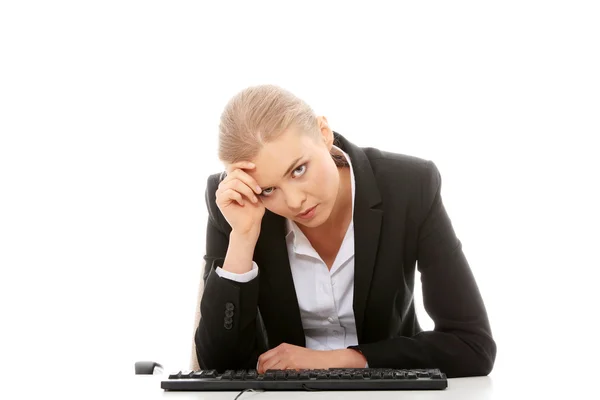 Gelangweilte Geschäftsfrau Die Arbeitet Isoliert Auf Weißem Hintergrund — Stockfoto