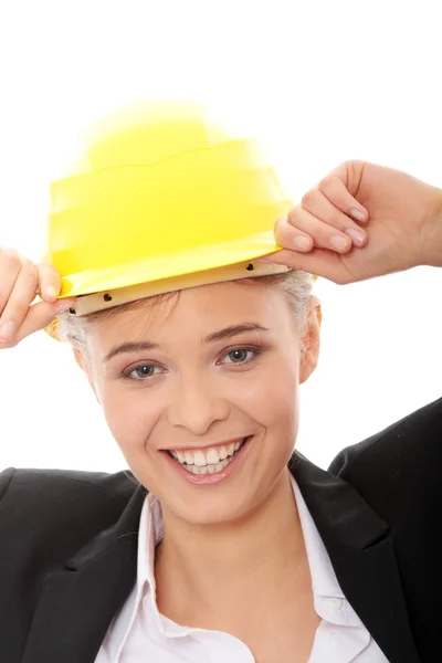 Уверенная работница в шлеме — стоковое фото