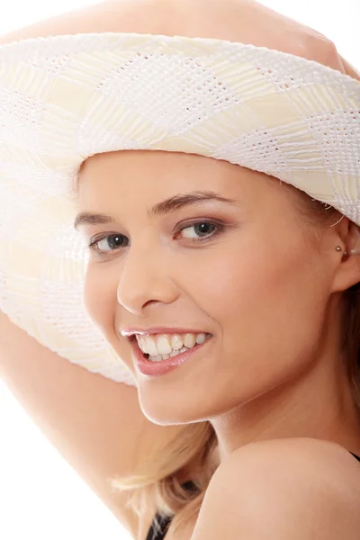 Vacker kvinna i baddräkt och hatt — Stockfoto