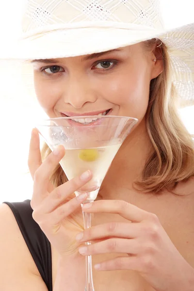 Летняя девушка пьет мартини — стоковое фото