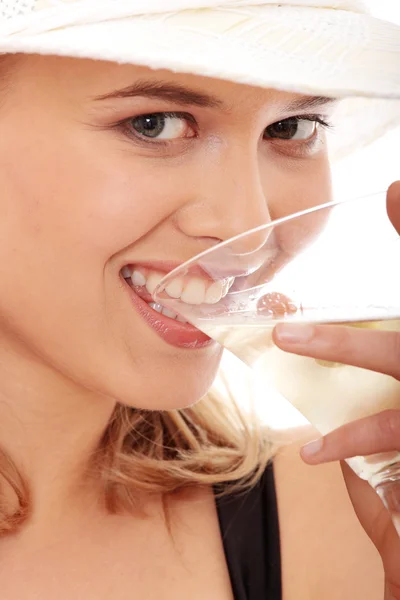 Sommermädchen Trinkt Martini Isoliert Auf Weiß — Stockfoto