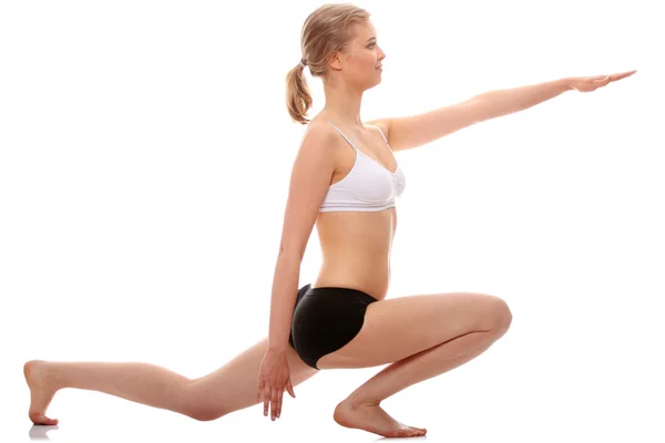 Yoga Yapan Genç Bir Kadın Beyaz Arka Planda Izole Edilmiş — Stok fotoğraf