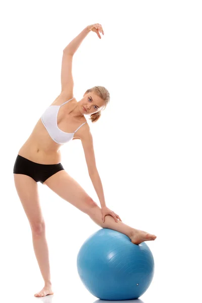 Žena cvičení s fitness míčem — Stock fotografie