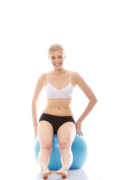 Vrouw die traint met fitness bal — Stockfoto