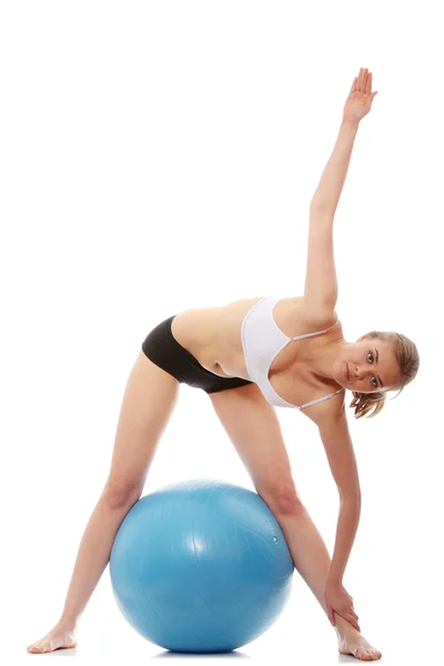 Mladá Žena Cvičení Fitness Míč Izolované Bílém — Stock fotografie