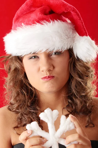 Portret Van Mooie Jonge Vrouw Dragen Kerstman Hoed Rode Achtergrond — Stockfoto
