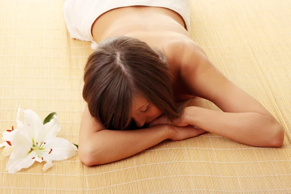 Teen flicka avkopplande massage — Stockfoto