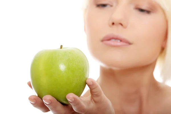 Schöne Blonde Frau Mit Grünem Apfel Isoliert Auf Weiß — Stockfoto