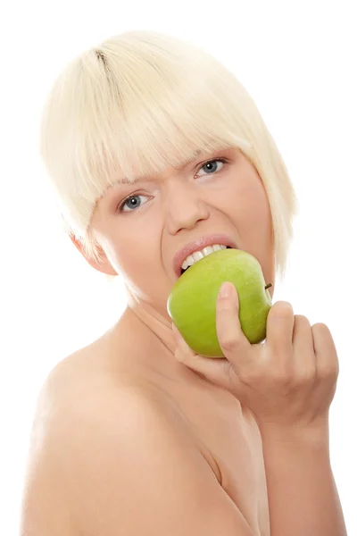Młoda kobieta jeść jabłko — Zdjęcie stockowe