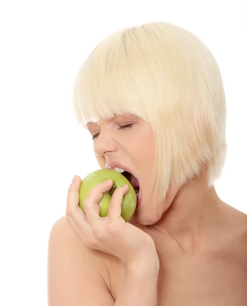 Genç bir kadın elma yiyin — Stok fotoğraf