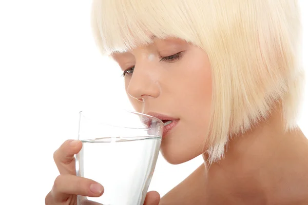 Aantrekkelijke Kaukasische Vrouw Drinkwater Uit Glas — Stockfoto
