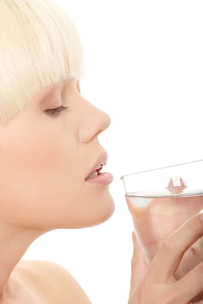 Mulher Caucasiana Atraente Beber Água Vidro — Fotografia de Stock
