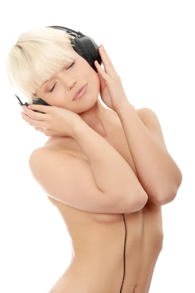 Mulher topless atraente com fones de ouvido — Fotografia de Stock