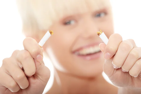 Junge Blonde Frau Die Mit Dem Rauchen Aufhört Isoliert Auf — Stockfoto