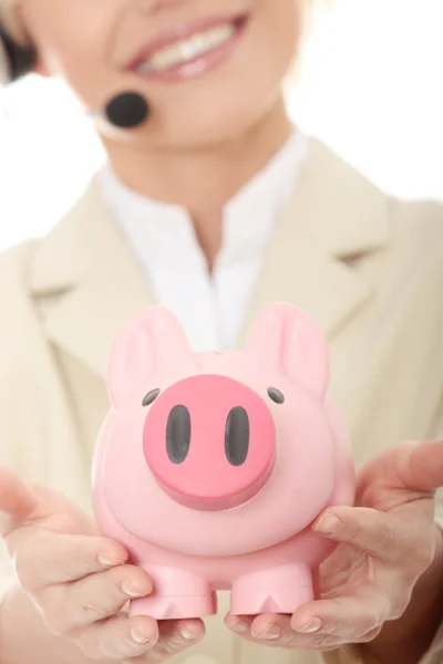 Piggy Bank Holding Fejhallgatóval Fiatal Üzletasszony — Stock Fotó