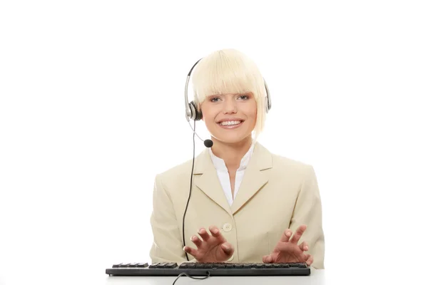 电话中心与耳机的女人 美丽微笑孤立在白色背景上的白种女人 — 图库照片