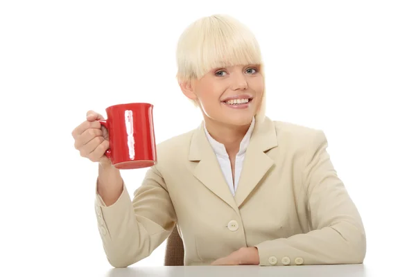 Schöne Geschäftsfrau Hält Tasse Kaffee Isoliert Auf Weißem Hintergrund — Stockfoto