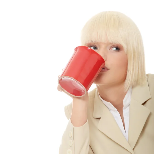 Mulher de negócios segurando xícara de café — Fotografia de Stock