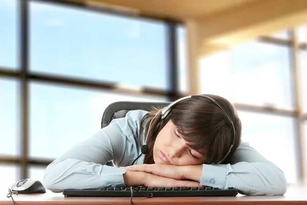 Klavye Üzerinde Uyuyan Genç Beyaz Kadın — Stok fotoğraf