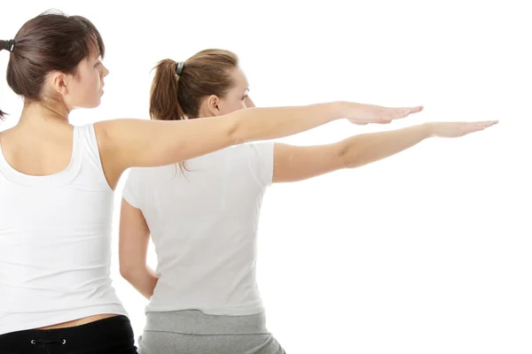 Duas Mulheres Exercitando Isoladas Fundo Branco — Fotografia de Stock