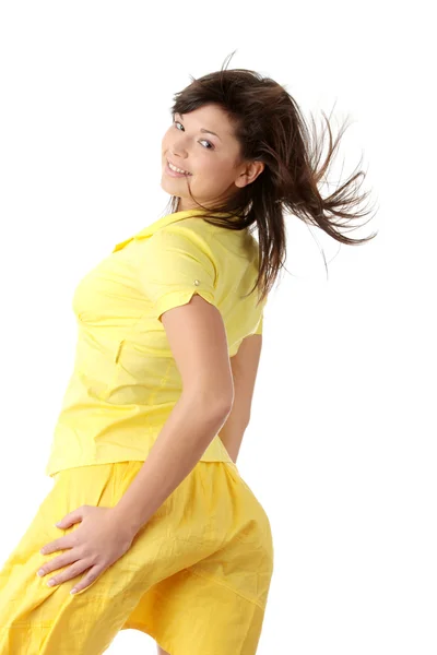 年轻漂亮的女人黄色夏季衣服和孤立在白色背景上的黄色衬衫 — 图库照片