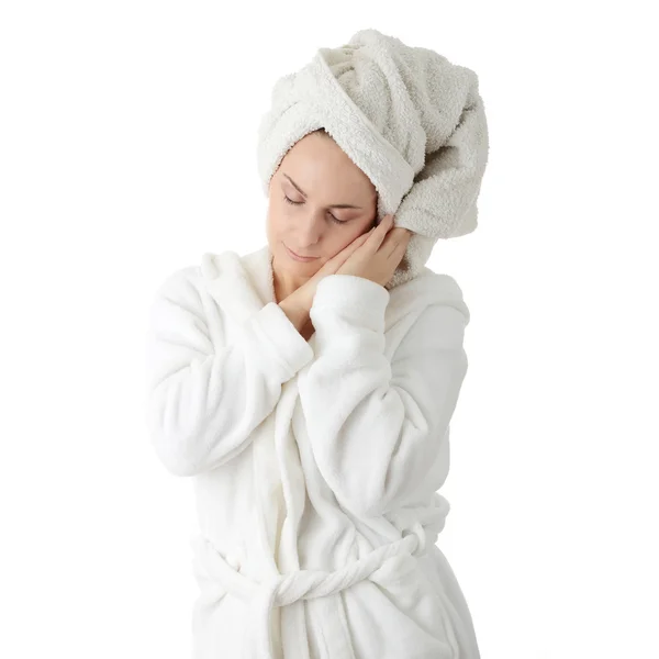 年轻白种女人在浴缸和毛巾 白色上孤立 — 图库照片