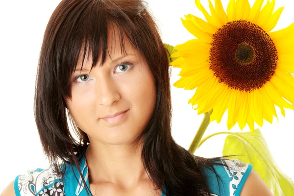 分離された大きな太陽の花を持つ若い女 — ストック写真
