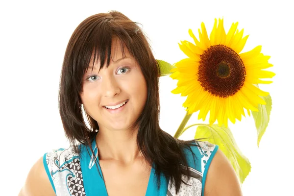 Молода жінка з великою сонячною квіткою — стокове фото