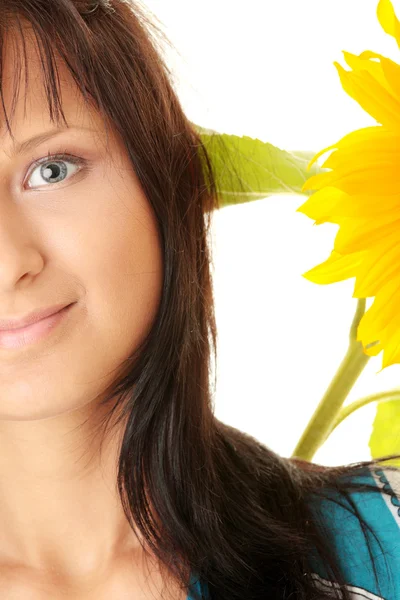 Молодая женщина с большим цветком солнца — стоковое фото