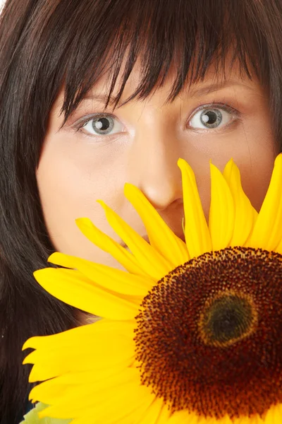 Jeune femme avec une grande fleur de soleil — Photo