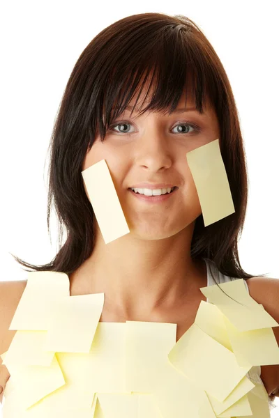 Žena s žlutou poznámek sticky notes — Stock fotografie