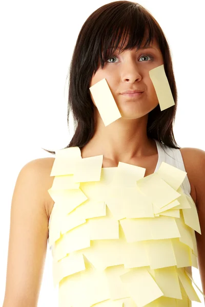 Žena s žlutou poznámek sticky notes — Stock fotografie