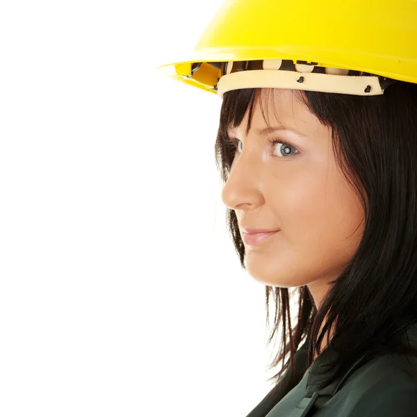 年轻的女建筑师或生成器在一个建筑工地上戴着黄色哈特帽子 — 图库照片