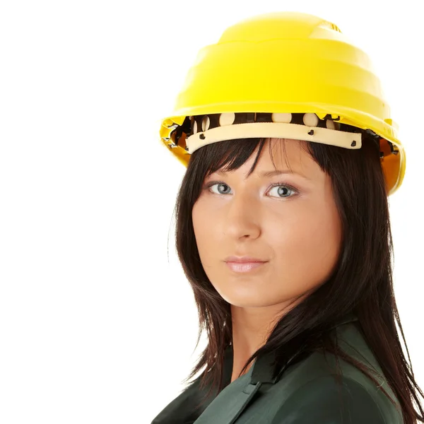 年轻的女建筑师或生成器在一个建筑工地上戴着黄色哈特帽子 — 图库照片